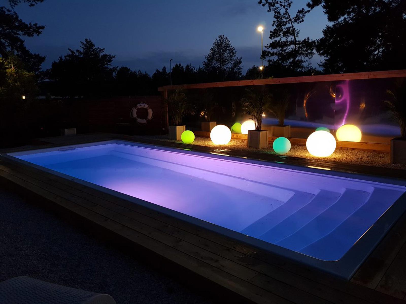 Glasfiberpool med stor gaveltrappa från Spa o Bad