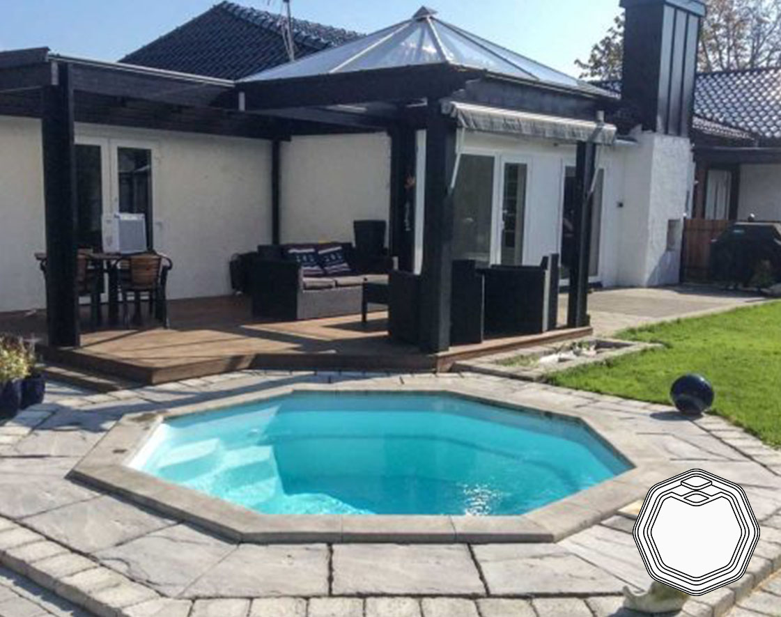 Oktagon är en liten rund pool i glasfiber från Familjepool